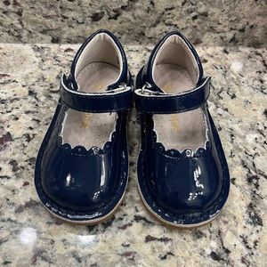 L’Amour Caitlin Scalloped Stitch Down Mary Jane kids shoes, size 5